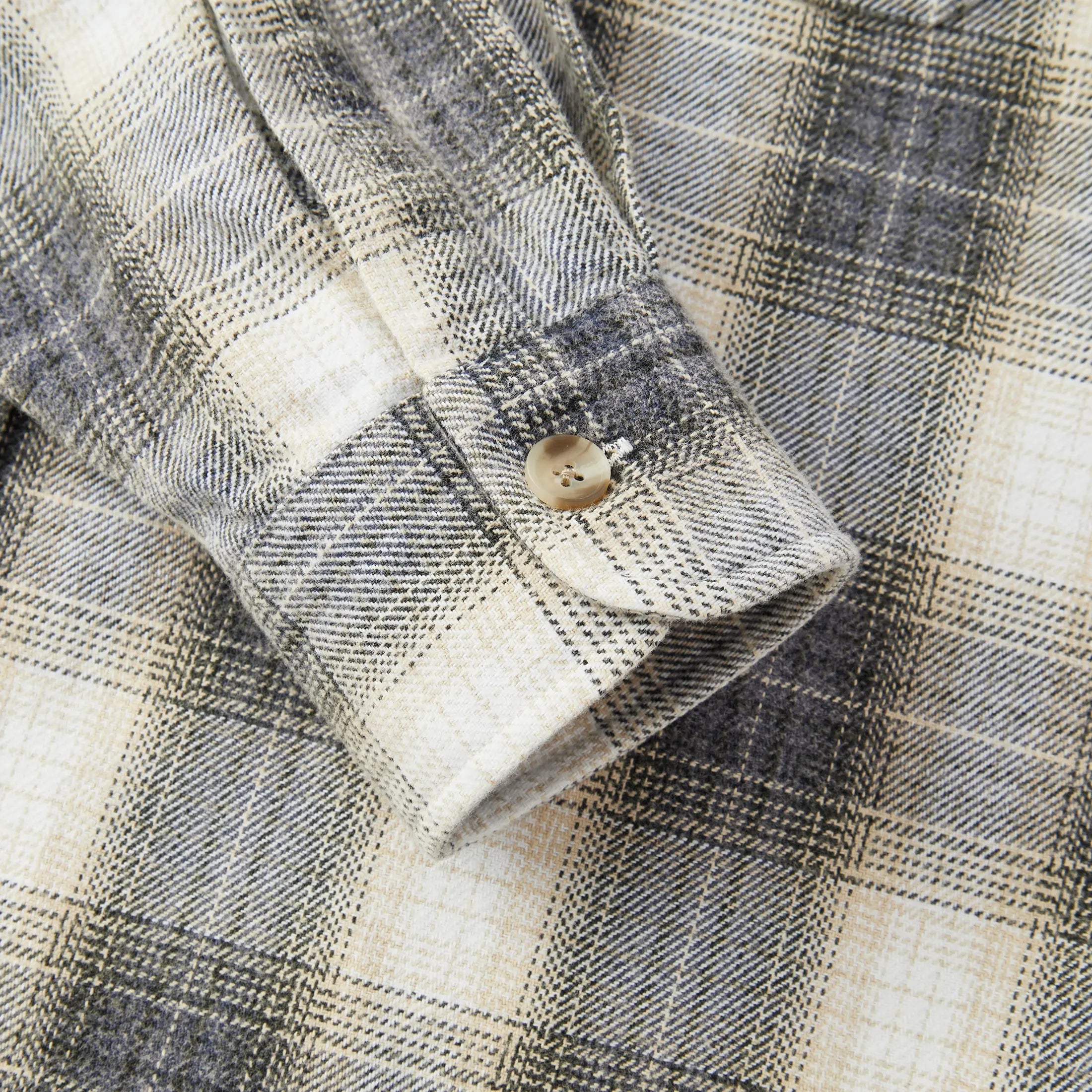 Award Brand Co Mens Shirts Vintage Flannel Heavyweight Scottish Check 100% Cotton Long Sleeve 230LDE0201_101. The virtues of flannel are so ubiquitous that the term has come to describe any garment made of flannel. The oversized heavyweight flannel shirts from Award Brand Co are dense enough to keep wind, perfect for wearing our vintage heavyweight flannel shirts for these days when it is not quite cold enough but already a bit chilly.