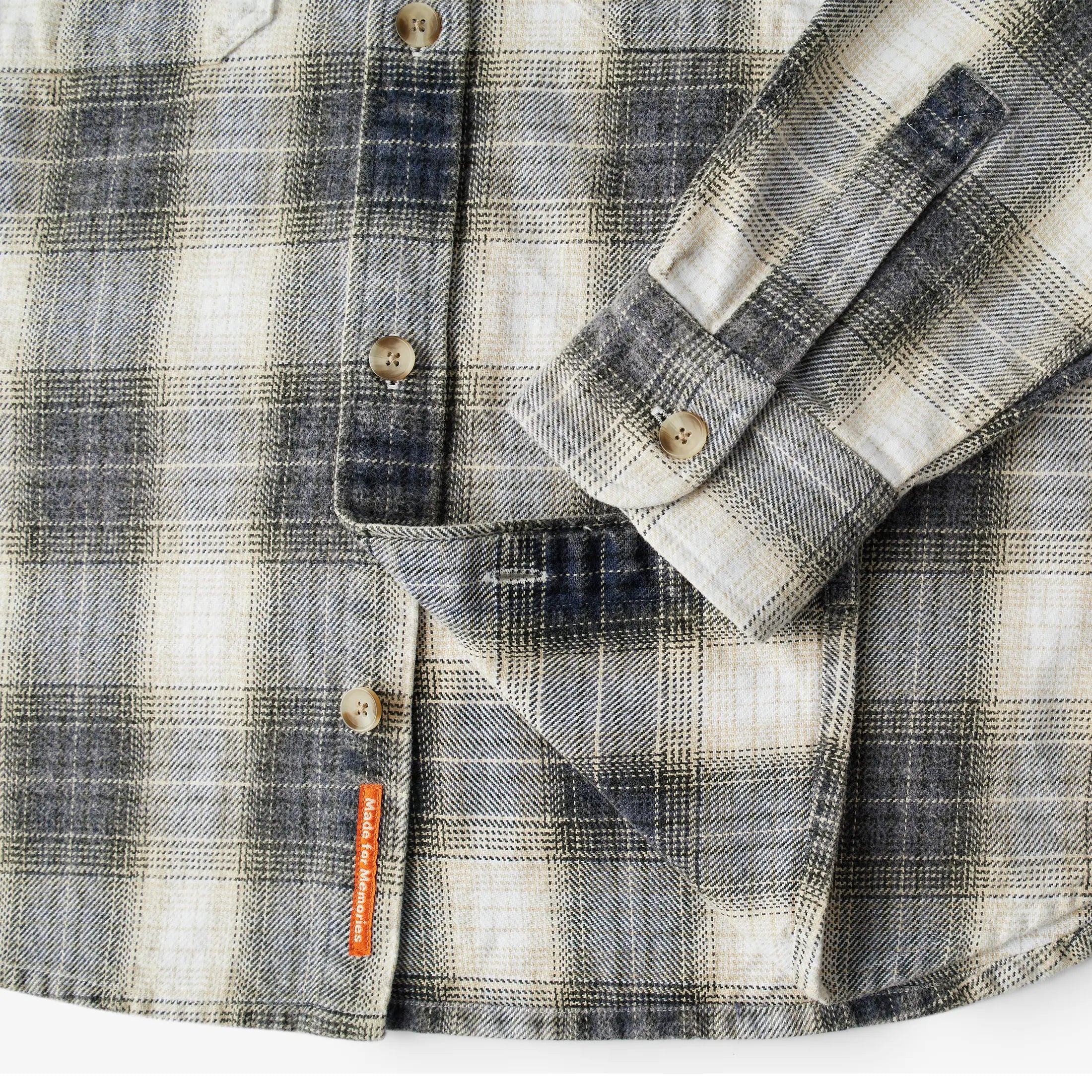 Award Brand Co Mens Shirts Vintage Flannel Heavyweight Scottish Check 100% Cotton Long Sleeve 230LDE0201_41. The virtues of flannel are so ubiquitous that the term has come to describe any garment made of flannel. The oversized heavyweight flannel shirts from Award Brand Co are dense enough to keep wind, perfect for wearing our vintage heavyweight flannel shirts for these days when it is not quite cold enough but already a bit chilly.