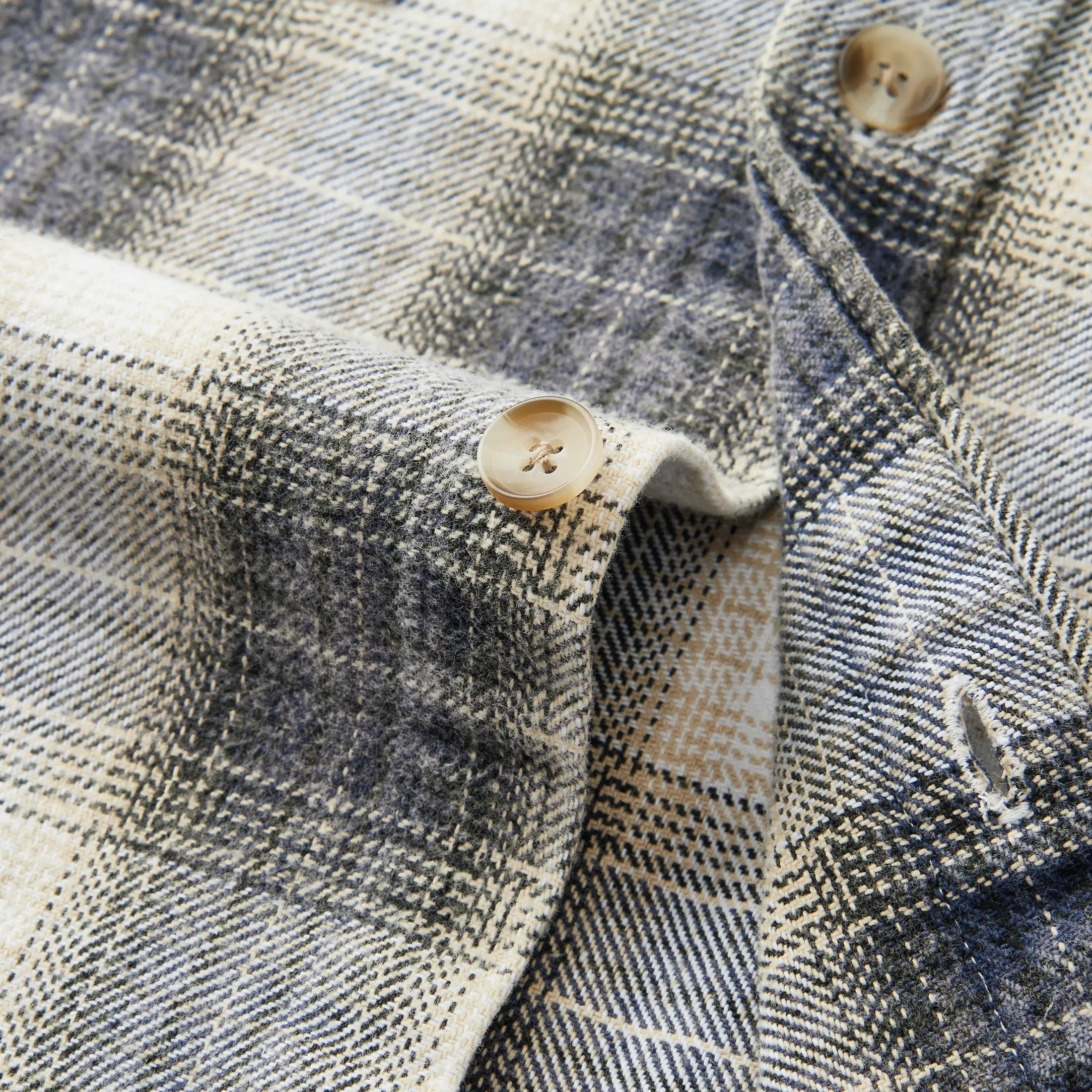 Award Brand Co Mens Shirts Vintage Flannel Heavyweight Scottish Check 100% Cotton Long Sleeve 230LDE0201_71. The virtues of flannel are so ubiquitous that the term has come to describe any garment made of flannel. The oversized heavyweight flannel shirts from Award Brand Co are dense enough to keep wind, perfect for wearing our vintage heavyweight flannel shirts for these days when it is not quite cold enough but already a bit chilly.