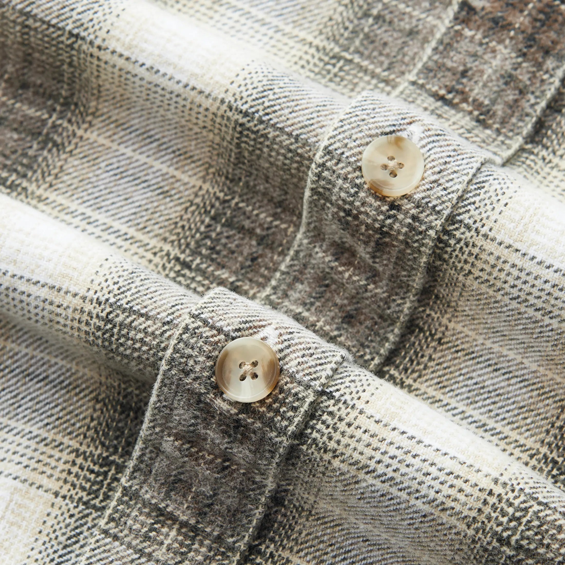 Award Brand Co Mens Shirts Vintage Flannel Heavyweight Scottish Check 100% Cotton Long Sleeve 230LDE0202_41. The virtues of flannel are so ubiquitous that the term has come to describe any garment made of flannel. The oversized heavyweight flannel shirts from Award Brand Co are dense enough to keep wind, perfect for wearing our vintage heavyweight flannel shirts for these days when it is not quite cold enough but already a bit chilly.